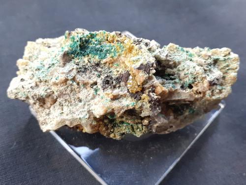 Wulfenite, Malachite<br />Mina San Samuel (Mina San Manuel), Carrera Pinto, Distrito Cachiyuyo de Llampos, Provincia Copiapó, Región Atacama, Chile<br />5,5 x 2,5 cm<br /> (Author: Volkmar Stingl)