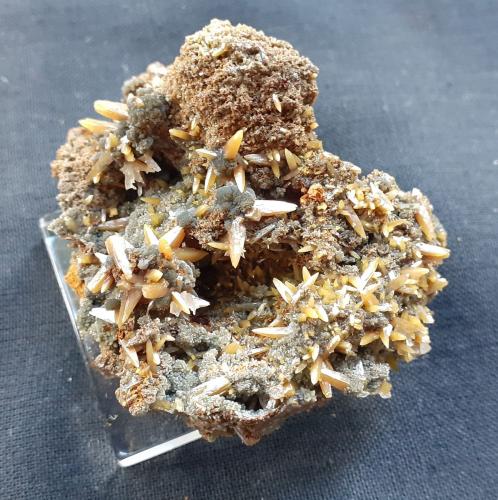 Wulfenite, Mimetite<br />Ojuela Mine, Mapimí, Municipio Mapimí, Durango, Mexico<br />4,5 x 4 cm<br /> (Author: Volkmar Stingl)