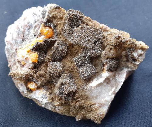 Wulfenite,Vanadinite<br />Mina Erupción (Mina Ahumada), Sierra de Los Lamentos, Municipio Ahumada, Chihuahua, México<br />7,5 x 4,5 cm<br /> (Author: Volkmar Stingl)