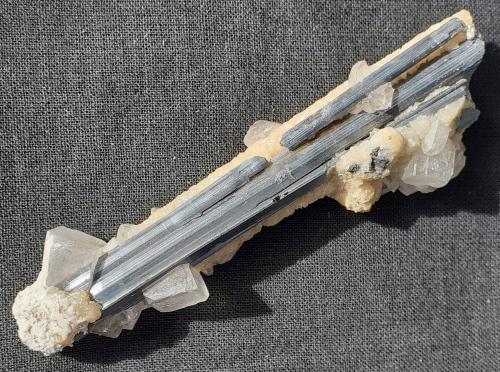 Stibnite, Calcite, Baryte<br />Mina Dahegou, Lushi, Prefectura Sanmenxia, Provincia Henan, China<br />8 x 2 cm<br /> (Author: Volkmar Stingl)