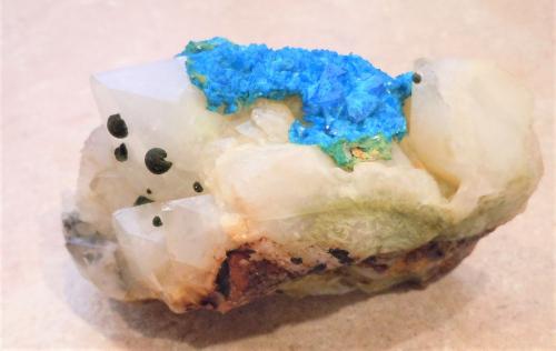 Liroconite on quartz with chalcophyllite and?<br />Wheal Gorland, Saint Day, Distrito Camborne - Redruth - Saint Day, Cornwall, Inglaterra / Reino Unido<br />5.5 cm<br /> (Author: Steve Maslansky)