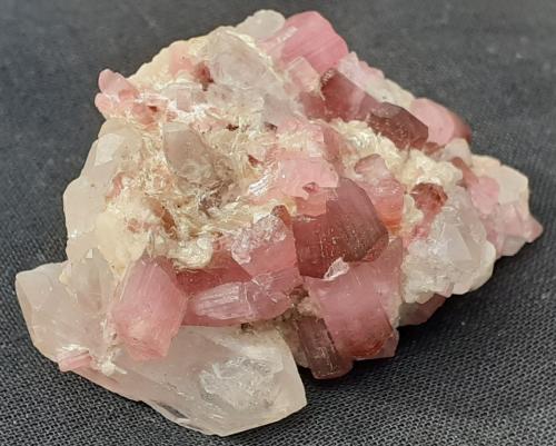 Tourmaline (variety Rubellite), Quartz<br />Gaoligong Mountains, Nujiang Valley, Nujiang Autonomous Prefecture, Yunnan Province, China<br />4,5 x 3 cm<br /> (Author: Volkmar Stingl)