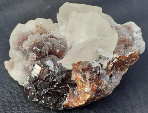 Sphalerite, Calcite, Quartz<br />Mina Kangjianwan, Shuikoushan, Changning, Prefectura Hengyang, Provincia Hunan, China<br />6,5 x 5 cm<br /> (Author: Volkmar Stingl)