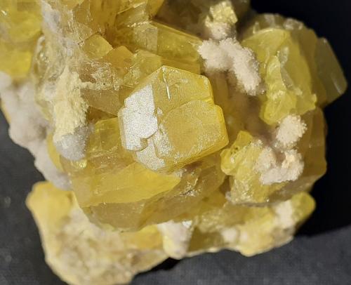Sulfur, Aragonite<br />Mina Cozzo Disi, Casteltermini, Provincia Agrigento (Girgenti), Sicilia, Italia<br />8,5 x 6 cm<br /> (Author: Volkmar Stingl)