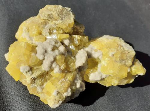 Sulfur, Aragonite<br />Mina Cozzo Disi, Casteltermini, Provincia Agrigento (Girgenti), Sicilia, Italia<br />8,5 x 6 cm<br /> (Author: Volkmar Stingl)