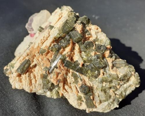 Tourmaline (variety elbaite, variety rubellite), 'lepidolite', Albite<br />Minas Gerais, Brasil<br />8,5 x 6 cm<br /> (Author: Volkmar Stingl)