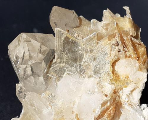 Quartz, Muscovite<br />Jenipapo District, Itinga, Vale do Jequitinhonha, Minas Gerais, Brazil<br />6 x 5,5 cm<br /> (Author: Volkmar Stingl)