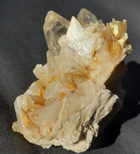 Quartz, Muscovite<br />Jenipapo District, Itinga, Vale do Jequitinhonha, Minas Gerais, Brazil<br />6 x 5,5 cm<br /> (Author: Volkmar Stingl)