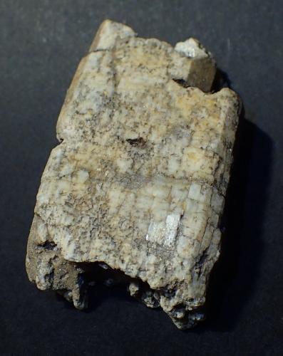 Tremolita<br />Zona Antanimenabe, Sahatsiho Ambohimanjaka, Distrito Ambositra, Región Amoron'i Mania, Madagascar<br />4 x 2,5 x 1 cm<br /> (Autor: Frederic Varela)