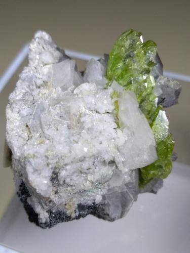 Titanite, Orthoclase (variety Adularia)<br />Drum Tobel, Sedrun, Tujetsch (Tavetsch), Grischun (Grisons; Graubünden), Switzerland<br />39,6 x 31,9 mm<br /> (Author: Sante Celiberti)