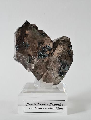 Quartz (variety smoky) and Hematite<br />Les Droites (south face), Mont Blanc Massif, Chamonix, Haute-Savoie, Auvergne-Rhône-Alpes, France<br />7,5cm x 7cm x 4cm<br /> (Author: Philippe Durand)