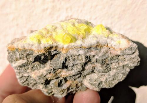 Azufre, Yeso<br />Quartz outcrop, Cervera del Río Alhama, Comarca Cervera, La Rioja, Spain<br />6,1 x 3,5 cm<br /> (Autor: Carles)