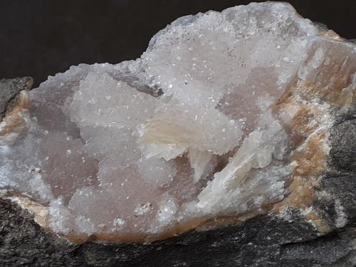 Heulandite, Quartz<br />Wildon (former Weitendorf), Leibnitz District, Styria/Steiermark, Austria<br />19 x 8 cm<br /> (Author: Volkmar Stingl)