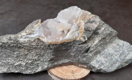 Heulandite, Quartz<br />Wildon (Weitendorf), Distrito Leibnitz, Estiria/Steiermark, Austria<br />19 x 8 cm<br /> (Author: Volkmar Stingl)