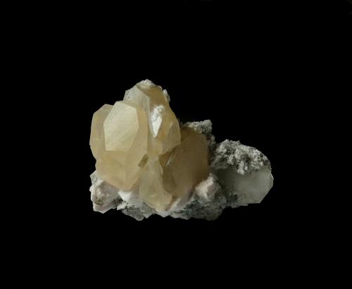 Calcita<br />Los Taberneros Quarry, (La Cabrera pluton), Los Taberneros, El Berrueco, Comarca Sierra Norte, Community of Madrid, Spain<br />Ejemplar de 5,1x3,6cm. Cristales de hasta 2,2cm.<br /> (Autor: DAni)