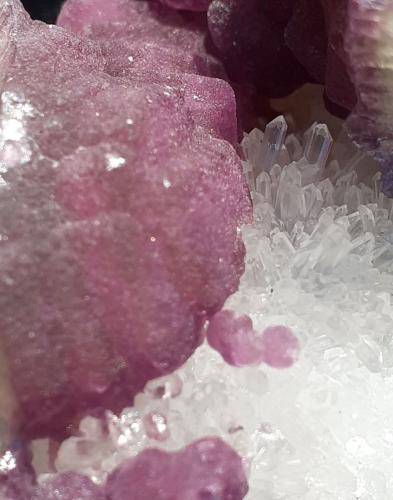 Fluorite, Quartz<br />Baimashan tunnel (construction site), Qianbaxia, Wuyishan, Nanping Prefecture, Fujian Province, China<br />7,5 x 7 cm<br /> (Author: Volkmar Stingl)