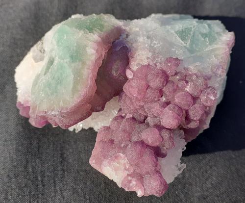 Fluorite, Quartz<br />Baimashan tunnel (construction site), Qianbaxia, Wuyishan, Nanping Prefecture, Fujian Province, China<br />7,5 x 7 cm<br /> (Author: Volkmar Stingl)