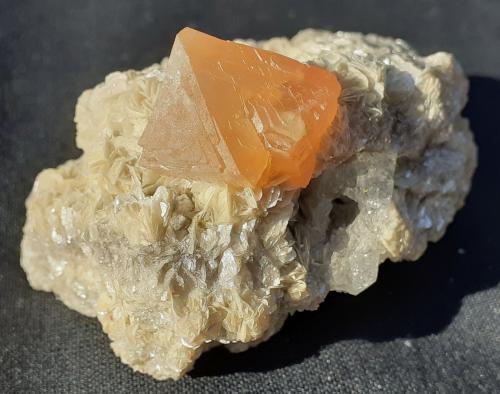 Scheelite, Muscovite<br />Monte Xuebaoding, Pingwu, Prefectura Mianyang, Provincia Sichuan, China<br />5 x 3,5 cm<br /> (Author: Volkmar Stingl)