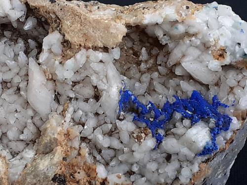 Calcite, Azurite<br />Ringenwechsel Mining District, Troi, District Schwaz, Inn Valley, North Tyrol, Tyrol/Tirol, Austria<br />FoV ca. 3,5 x 3 cm<br /> (Author: Volkmar Stingl)