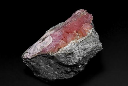 Rhodochrosite<br />Mina Foote Lithium Co. (Mina Foote), Distrito Kings Mountain, Condado Cleveland, North Carolina, USA<br />7.5 x 5.4 cm<br /> (Author: am mizunaka)