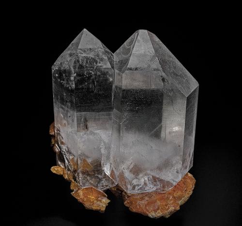 Quartz, Scheelite<br />Pingwu Mine, Huya township, Mount Xuebaoding, Pingwu, Mianyang Prefecture, Sichuan Province, China<br />8.0 x 6.2 cm<br /> (Author: am mizunaka)