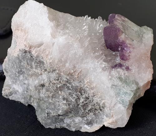 Fluorite, Quartz<br />Baimashan tunnel (construction site), Qianbaxia, Wuyishan, Nanping Prefecture, Fujian Province, China<br />6 x 5,5 cm<br /> (Author: Volkmar Stingl)