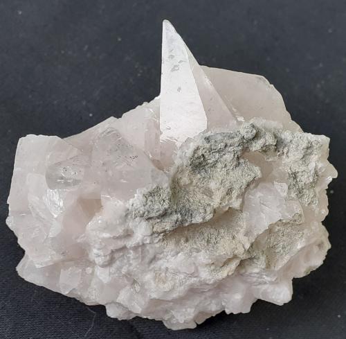 Calcite<br />Wuyi tunnel north (construction site), Wuyishan, Nanping Prefecture, Fujian Province, China<br />6,5 x 6 cm<br /> (Author: Volkmar Stingl)