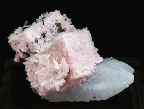Rhodochrosite with Quartz and Arsenopyrite<br />Minas Cassandra, Prefectura Chalkidiki, Departamento Macedonia, Grecia<br />Specimen size: 6.4 × 4.6 × 4.4 cm / main crystal size: 3.3 × 2.6 cm<br /> (Author: Jordi Fabre)