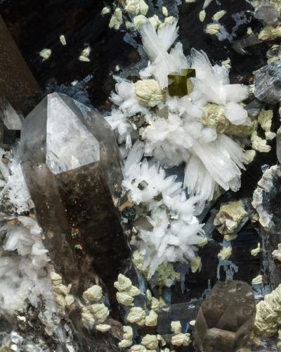 Bertrandite with Quartz and Pyrite<br />Kara-Oba, Desierto Betpak-Dala (Bet-Pak-Dala), Región Karaganda, Kazajstán<br />Specimen size: 24 × 20 × 14 cm /  main crystal size of Bertrandite: 1 × 0.4 cm<br /> (Author: Jordi Fabre)
