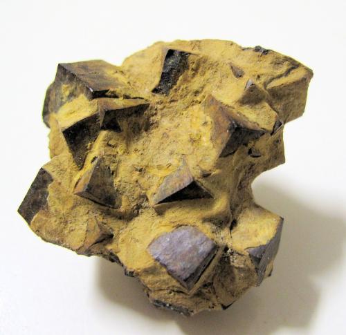 Goethita<br />Montjuïc, Barcelona city, Comarca Barcelonès, Barcelona, Catalonia / Catalunya, Spain<br />40 mm x 35 mm. Cristal mayor: 9 mm de arista. Masa: 36 g<br /> (Autor: Carles Millan)