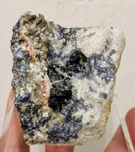 Casiterita, Cuarzo, Molibdenita, Moscovita, Feldespato<br />Mari Tere Mine, Mining Group Minero Feli, Lumbrales, Comarca El Abadengo, Salamanca, Castile and León, Spain<br />5,8 x 6,2 cm.<br /> (Autor: Carles)