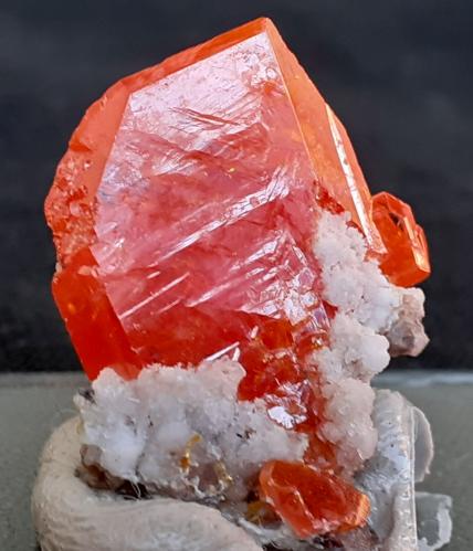 Wulfenite, Calcite<br />Mina Pure Potential, Distrito Silver, Montes Trigo, Condado La Paz, Arizona, USA<br />2 x 1,5 cm<br /> (Author: Volkmar Stingl)