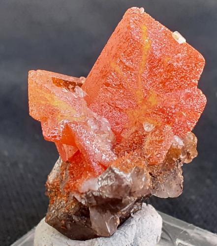 Wulfenite, Vanadinte, Calcite<br />Mina Pure Potential, Distrito Silver, Montes Trigo, Condado La Paz, Arizona, USA<br />2 x 2 cm<br /> (Author: Volkmar Stingl)