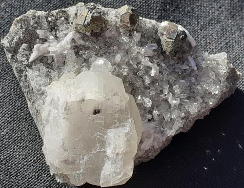 Pyrite, Laumontite, Quartz, Calcite<br />Túnel Anyuanshan (obras), Wuyishan, Prefectura Nanping, Provincia Fujian, China<br />4 x 3 cm<br /> (Author: Volkmar Stingl)