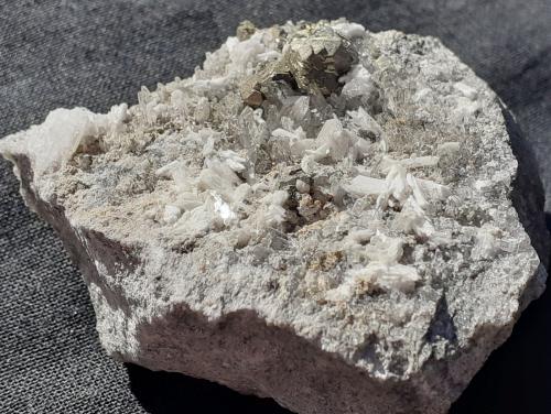 Pyrite, Laumontite, Quartz, Calcite<br />Túnel Anyuanshan (obras), Wuyishan, Prefectura Nanping, Provincia Fujian, China<br />5 x 4,5 cm<br /> (Author: Volkmar Stingl)