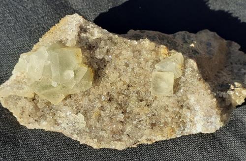 Fluorite, Quartz<br />Wudun Quarry, Wuyishan, Nanping Prefecture, Fujian Province, China<br />7 x 3,5 cm<br /> (Author: Volkmar Stingl)