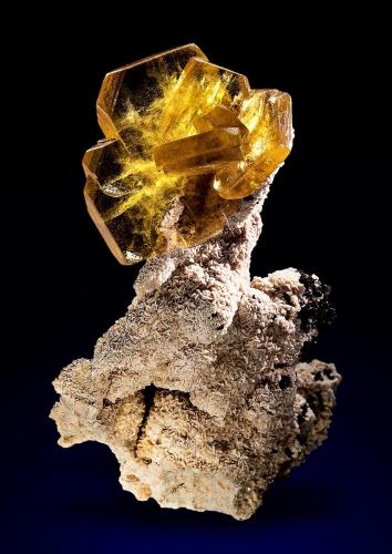 Baryte<br />Warihuyn Hill, Puños, Miraflores District, Huamalíes Province, Huánuco Department, Peru<br />Specimen height 8 cm, barite cluster 3,3 cm<br /> (Author: Tobi)