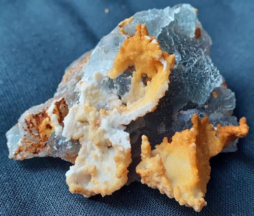 Fluorite, Quartz (variety chalcedony)<br />Yongping Mine, Yongping, Yanshan, Shangrao Prefecture, Jiangxi Province, China<br />5,5 x 4 cm<br /> (Author: Volkmar Stingl)