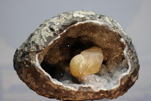 Fluorita y Calcita<br />Distrito Nashik (Nasik), Maharashtra, India<br />150x130 mm<br /> (Autor: Ramon A  Lopez Garcia)