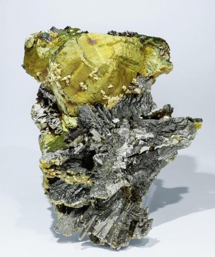 Chalcopyrite with Arsenopyrite and Siderite<br />Minas da Panasqueira, Aldeia de São Francisco de Assis, Covilhã, Castelo Branco, Cova da Beira, Centro, Portugal<br />Specimen size: 13.1 × 10.4 × 7.1 cm / main crystal size: 5 × 3.3 cm<br /> (Author: Jordi Fabre)