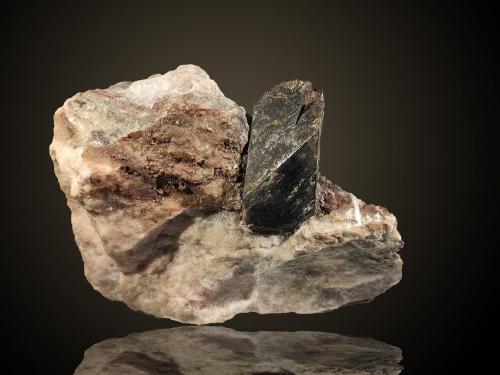 Dolomita (variedad teruelita) sobre Yeso<br />Domeño, Comarca Los Serranos, Valencia / València, Valencian Community / Comunitat Valenciana, Spain<br />Cristal de 3,8cm<br /> (Autor: Sergio)