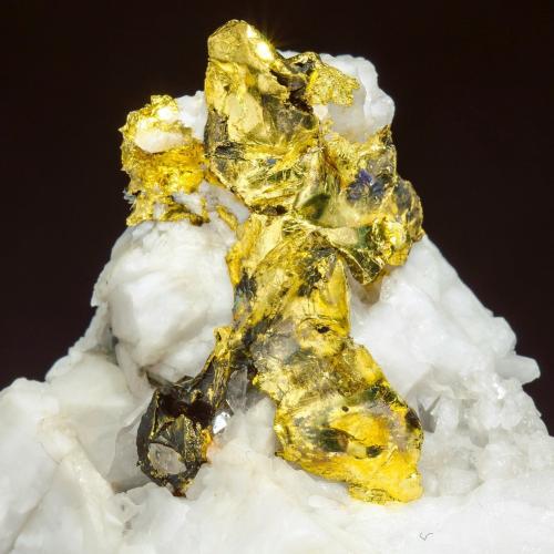 Gold on Quartz<br />Sasar Mine, Baia Mare, Maramures, Romania<br />Specimen size: 6 × 3.7 × 6 cm<br /> (Author: Jordi Fabre)