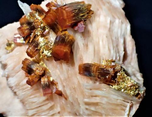 Vanadinite, Baryte<br />Zona mina ACF, Distrito minero Mibladen, Mibladen, Midelt, Provincia Midelt, Región Drâa-Tafilalet, Marruecos<br />37 mm x 32 mm x 37 mm<br /> (Author: Don Lum)