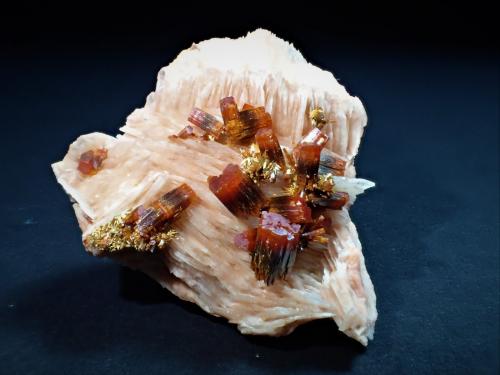 Vanadinite, Baryte<br />Zona mina ACF, Distrito minero Mibladen, Mibladen, Midelt, Provincia Midelt, Región Drâa-Tafilalet, Marruecos<br />37 mm x 32 mm x 37 mm<br /> (Author: Don Lum)