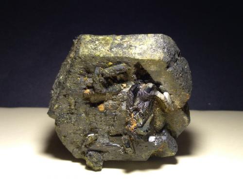 Epidote<br />Maldin, Montes Ras Koh, Distrito Kharan, Balochistan (Baluchistan), Paquistán<br />76 x 76 mm<br /> (Author: Sante Celiberti)