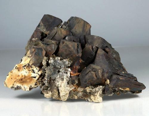 Ilvaite<br />Koundouros, Isla de Serifos, Islas Cícladas, Prefectura de las Cícladas, Egeo meridional, Grecia<br />14.5 x 9.3 x 6.0 cm<br /> (Author: GneissWare)