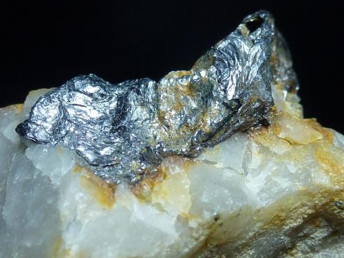 Molibdenita, Cuarzo<br />Las Cabañuelas Mine, El Canchal, Hoyo de Manzanares, Comarca Sierra de Guadarrama-Alto Manzanares, Community of Madrid, Spain<br />7 x 6,5 cm.<br /> (Autor: javier ruiz martin)