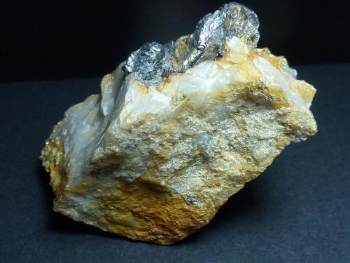 Molibdenita, Cuarzo<br />Las Cabañuelas Mine, El Canchal, Hoyo de Manzanares, Comarca Sierra de Guadarrama-Alto Manzanares, Community of Madrid, Spain<br />7 x 6,5 cm.<br /> (Autor: javier ruiz martin)