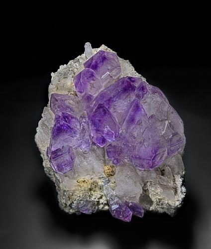 Quartz (variety amethyst)<br />Badakhshan Province, Afghanistan<br />11.0 x 9.0 cm<br /> (Author: am mizunaka)