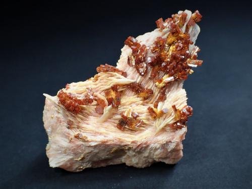 Vanadinite, Baryte<br />Zona mina ACF, Distrito minero Mibladen, Mibladen, Midelt, Provincia Midelt, Región Drâa-Tafilalet, Marruecos<br />42 mm x 41 mm x 27 mm<br /> (Author: Don Lum)